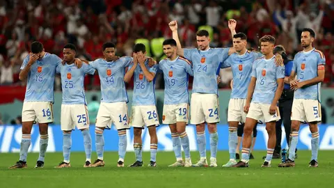 Jugadores de la selecci&oacute;n espa&ntilde;ola en los lanzamientos de penalties en los octavos de final del Mundial de Qatar 2022 EFE/EPA/Tolga Bozoglu