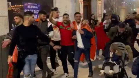 Cientos de marroqu&iacute;es celebran en Murcia el triunfo de su selecci&oacute;n sobre Espa&ntilde;a