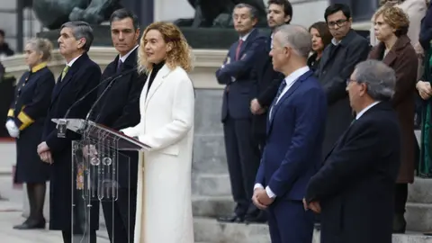 La presidenta del Congreso, Meritxell Batet, pronuncia su discurso ante la mirada de Pedro S&aacute;nchez