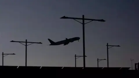 Avi&oacute;n despegando del Aeropuerto de Barcelona-El Prat (foto: Europa Press)