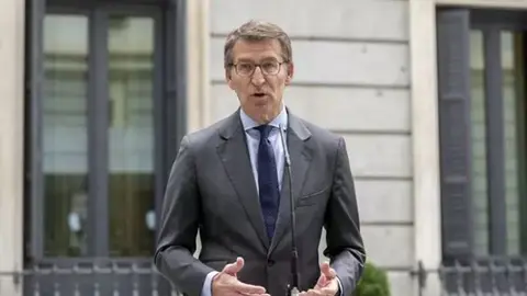 El presidente del PP, Alberto N&uacute;&ntilde;ez Feij&oacute;o, ofrece declaraciones a los medios, durante el acto institucional por el D&iacute;a de la Constituci&oacute;n, en el Congreso de los Diputados (foto: Europa Press)