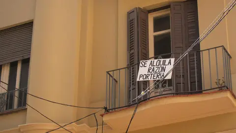 Imagen de archivo de un cartel de una vivienda en alquiler (foto: Europa Press)