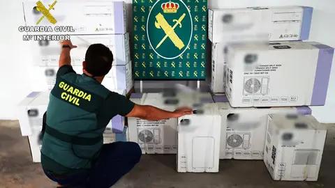 Un agente junto a varios de los efectos recuperados en el marco de la operaci&oacute;n 'Fresquete' (foto: GUARDIA CIVIL)