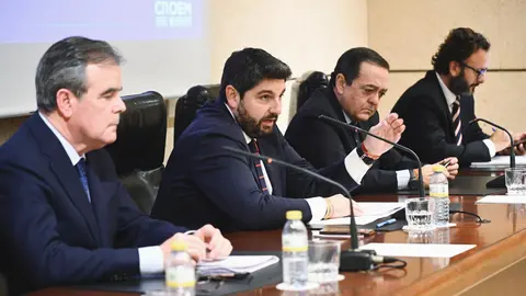 De izq. a der., Pepe Rosique (secretario de la CROEM), el presidente L&oacute;pez Miras, Jos&eacute; Mar&iacute;a Albarrac&iacute;n (presidente de la CROEM) y Ram&oacute;n Avil&eacute;s (vicesecretario)
