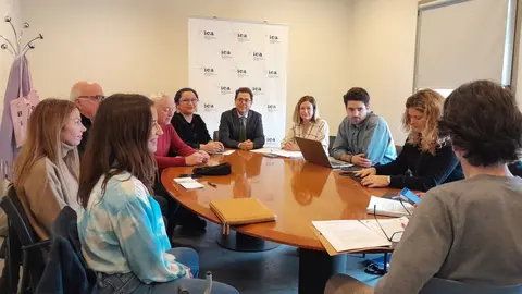 El director general del ICA, Manuel Cebri&aacute;n, en la reuni&oacute;n con los promotores de los proyectos para diversificar la oferta cultural en &aacute;reas no urbanas (Foto: CARM)