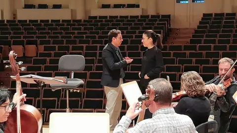 El director general del ICA, Manuel Cebri&aacute;n, y la directora de la ORSM, Virginia Mart&iacute;nez, durante el ensayo del pr&oacute;ximo concierto sinf&oacute;nico del d&iacute;a 16 (Foto: CARM)