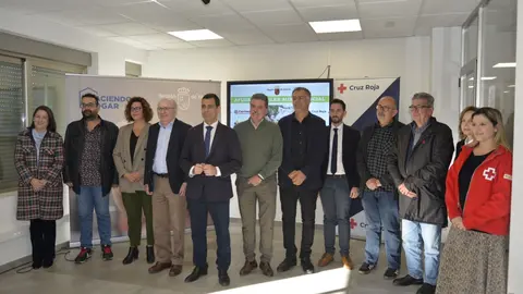El consejero de Fomento e Infraestructuras, Jos&eacute; Ram&oacute;n D&iacute;ez de Revenga, junto con los representantes de las ONG C&aacute;ritas, Cruz Roja, Cepaim, Columbares, Jes&uacute;s Abandonado, Accem, La Huertecica y Red Madre que colaboran en la gesti&oacute;n de las ayudas de emergencia social de vivienda (Foto: CARM)