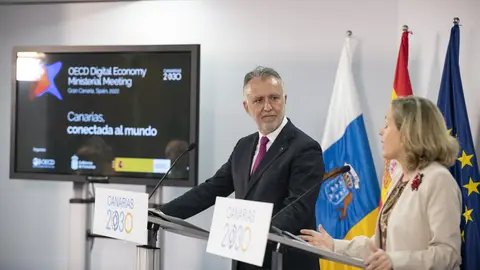 La vicepresidenta primera y ministra de Asuntos Econ&oacute;micos y Transformaci&oacute;n Digital, Nadia Calvi&ntilde;o, y el presidente del Gobierno de Canarias, &Aacute;ngel V&iacute;ctor Torres, durante una rueda de prensa, en la sede de Presidencia del Ejecutivo regional (Foto: Gobierno de Espa&ntilde;a)