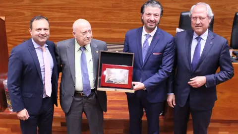 De izq. a der., Andr&eacute;s S&aacute;nchez, secretario general de la FREMM, el homenajeado, Tom&aacute;s Guil&eacute;n, Alfonso Hern&aacute;ndez, presidente de la FREMM, y Tom&aacute;s Guill&eacute;n jr., hijo del homenajeado (Foto: FREMM)
