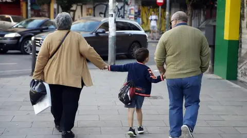 Unos abuelos con su nieto, en una imagen de archivo (foto: EFE)