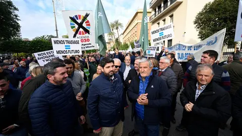 Concentraci&oacute;n frente a la Delegaci&oacute;n del Gobierno de los regantes