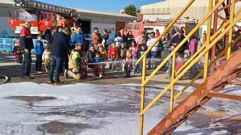 M&aacute;s de un millar de ni&ntilde;os ha visitado el parque de bomberos de Molina (foto: CARM)