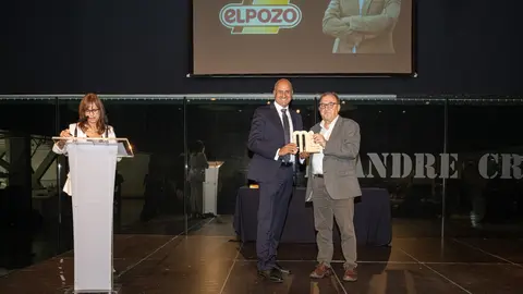 El director de Operaciones de El Pozo Alimentaci&oacute;n, Juan Pedro Florido, recibe el premio PronosPorc de manos de Carmel M&ograve;dol, secretario de Alimentaci&oacute;n del departamento de Acci&oacute;n Clim&aacute;tica, Alimentaci&oacute;n y Agenda Rural de la Generalitat de Catalunya.