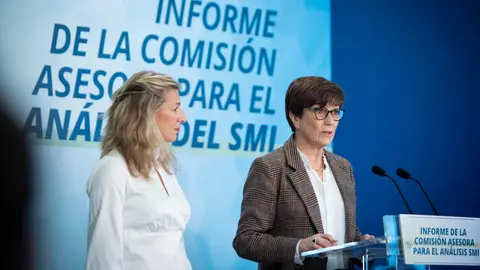 La vicepresidenta Yolanda D&iacute;az (izq.) y la coordinadora de esta comisi&oacute;n de expertos, la profesora Inmaculada Cebri&aacute;n
