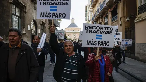 Varios miembros del c&iacute;rculo por el agua se concentran en defensa del Trasvase Tajo-Segura, ante el Palau de la Generalitat Valenciana (foto: Europa Press)
