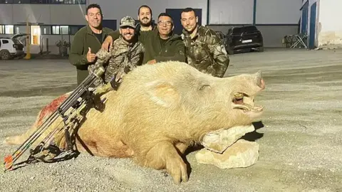 Equipo de cazadores que abati&oacute; al animal