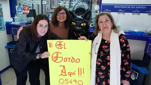 Celebraci&oacute;n del premio 'Gordo' del Sorteo de Navidad en El Gato Negro de Murcia (foto: Europa Press)