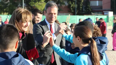 El consejero de Presidencia, Turismo, Cultura y Deportes, Marcos Ortu&ntilde;o, y la alcaldesa de Archena, Patricia Fern&aacute;ndez, saludan a ni&ntilde;os de la escuela deportiva que utilizar&aacute;n el nuevo campo de f&uacute;tbol (foto: CARM)