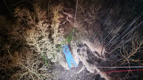 Autob&uacute;s siniestrado en Cercedo-Cotobarde (Foto: 112 Galicia)