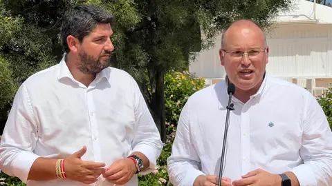 El vicesecretario de Organizaci&oacute;n del PP, Miguel Tellado (derecha) junto al presidente de Murcia, L&oacute;pez Miras, en una imagen de archivo
