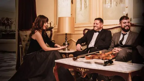 Tr&iacute;o a piacere. De izq. a der., la soprano Amber Kay, el tenor Jes&uacute;s Hern&aacute;ndez y el pianista Javier Alcaraz