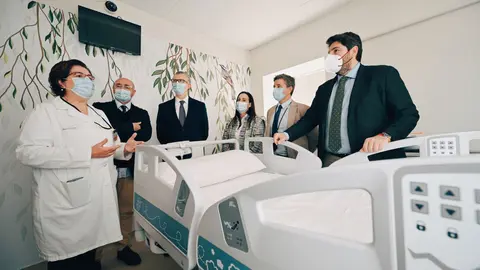 L&oacute;pez Miras visita la renovada planta de Pediatr&iacute;a y Maternidad del Hospital Virgen del Castillo de Yecla (Foto: CARM)