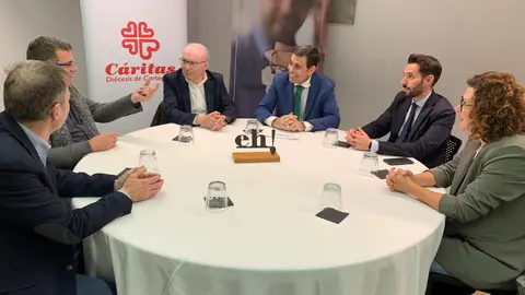 El consejero de Fomento e Infraestructuras, Jos&eacute; Ram&oacute;n D&iacute;ez de Revenga, acompa&ntilde;ado por el director general de Vivienda, Jos&eacute; Francisco Lajara, mantuvo hoy una reuni&oacute;n sobre las ayudas de emergencia social de vivienda con el director y el secretario general de C&aacute;ritas, Jos&eacute; Antonio Planes y Juan Antonio Ill&aacute;n, y la responsable de Acci&oacute;n Social, Laura Pedre&ntilde;o (Foto: CARM)