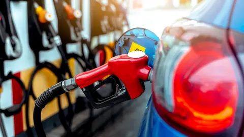 Los conductores se agolpan en las gasolineras para aprovechar los &uacute;ltimos d&iacute;as de descuento