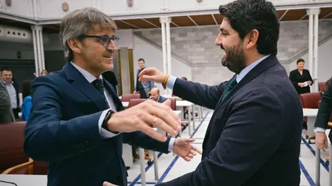 L&oacute;pez Miras (derecha) se abraza a su consejero de Hacienda, Luis Mar&iacute;n, tras aprobar los presupuestos