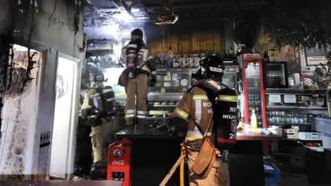 Bomberos trabajando en el Parlamento Andaluz