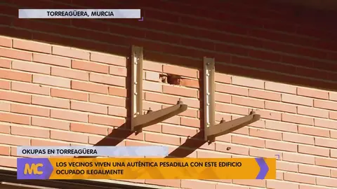 Okupan un edificio en Torreag&uuml;era y desmantelan las viviendas que siguen vac&iacute;as