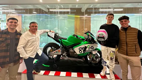 Mariano Albaladejo, CEO de Gesa, junto a los pilotos murcianos a los que patrocina la empresa