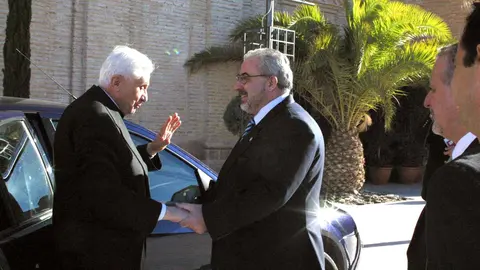 Jos&eacute; Luis Mendoza saluda al Papa Benedicto en su primera visita a la UCAM