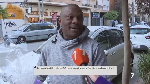 Treinta familias de Lorca reciben la cesta de navidad m&aacute;s solidaria