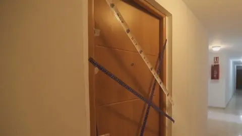 Puerta precintada por la Polic&iacute;a Nacional en la investigaci&oacute;n de uno de los casos de violencia machista (foto: La 7)