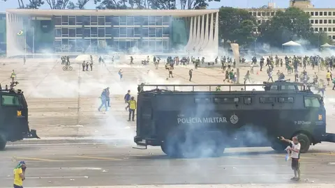 Enfrentamientos entre polic&iacute;as y golpistas