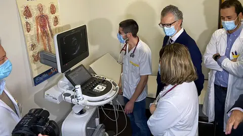 El consejero de Salud, Juan Jos&eacute; Pedre&ntilde;o, visita la Unidad de Radiolog&iacute;a del hospital de Cieza, donde han comenzado las obras para instalar un nuevo TAC (Foto: CARM)