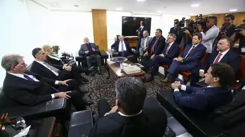 El presidente de Brasil, Luiz In&aacute;cio Lula da Silva, con los gobernadores en el Palacio de Planalto (foto: Europa Press)