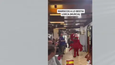 Imagen del v&iacute;deo donde se muestra la celebraci&oacute;n de un restaurante del Lorca a la hora de servir el marisco a sus comensales (foto: TikTok)