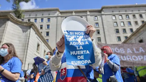 Archivo - Una mujer acude a una manifestaci&oacute;n con un cartel donde se puede leer "Si nos quitan el trasvase adi&oacute;s a la huera de Europa" frente al Ministerio de Transici&oacute;n Ecol&oacute;gica con motivo del recorte de caudal impuesto por el ministerio (Foto: Jes&uacute;s Hell&iacute;n - Europa Press)