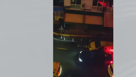 Los aficionados del Pinar Karsiyaka ponen la m&uacute;sica a 'todo trapo' durante la madrugada del pasado martes al mi&eacute;rcoles (foto: La 7)