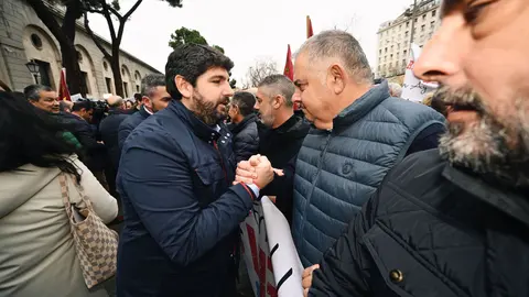 Fernando L&oacute;pez Miras saluda a Lucas Jim&eacute;nez, presidente del SCRATS