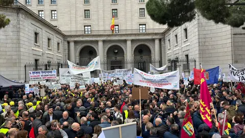 Concentraci&oacute;n de regantes el pasado 11 de enero frente al Ministerio para la Transici&oacute;n Ecol&oacute;gica.