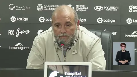 Manuel S&aacute;nchez Breis, director general deportivo del FC Cartagena, comparece ante los medios (foto: La 7)