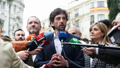 Adri&aacute;n V&aacute;zquez, co-l&iacute;der de la candidatura, con Patricia Guasp a la derecha de la imagen (foto: TW @AdrianVL1982)
