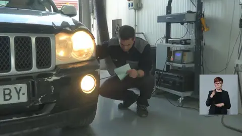 Un coche pasa la ITV