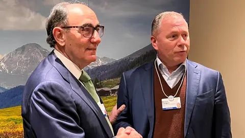 Ignacio Gal&aacute;n (presidente de Iberdrola, a la izq.) y Nicolai Tangen (CEO de Norges Bank IM)