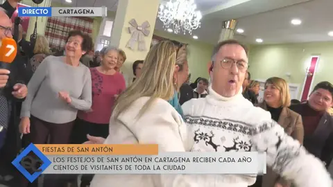 Paco Garc&iacute;a se arranca con una bachata en pleno directo en La 7