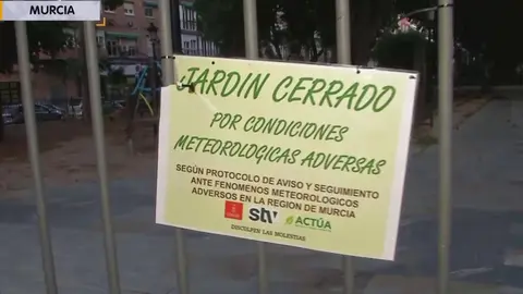 Cartel instalado por el ayuntamiento de Murcia en la puerta principal del Jard&iacute;n de Floridablanca (foto: La 7)