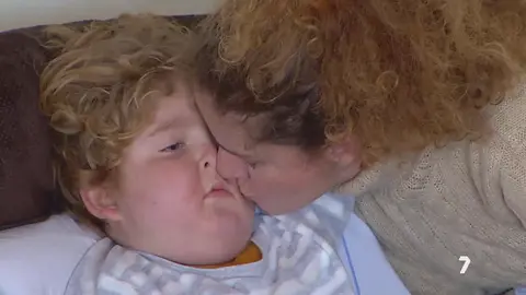 Mart&iacute;n, el ni&ntilde;o enfermo de un c&aacute;ncer incurable, con su madre (foto: La 7)